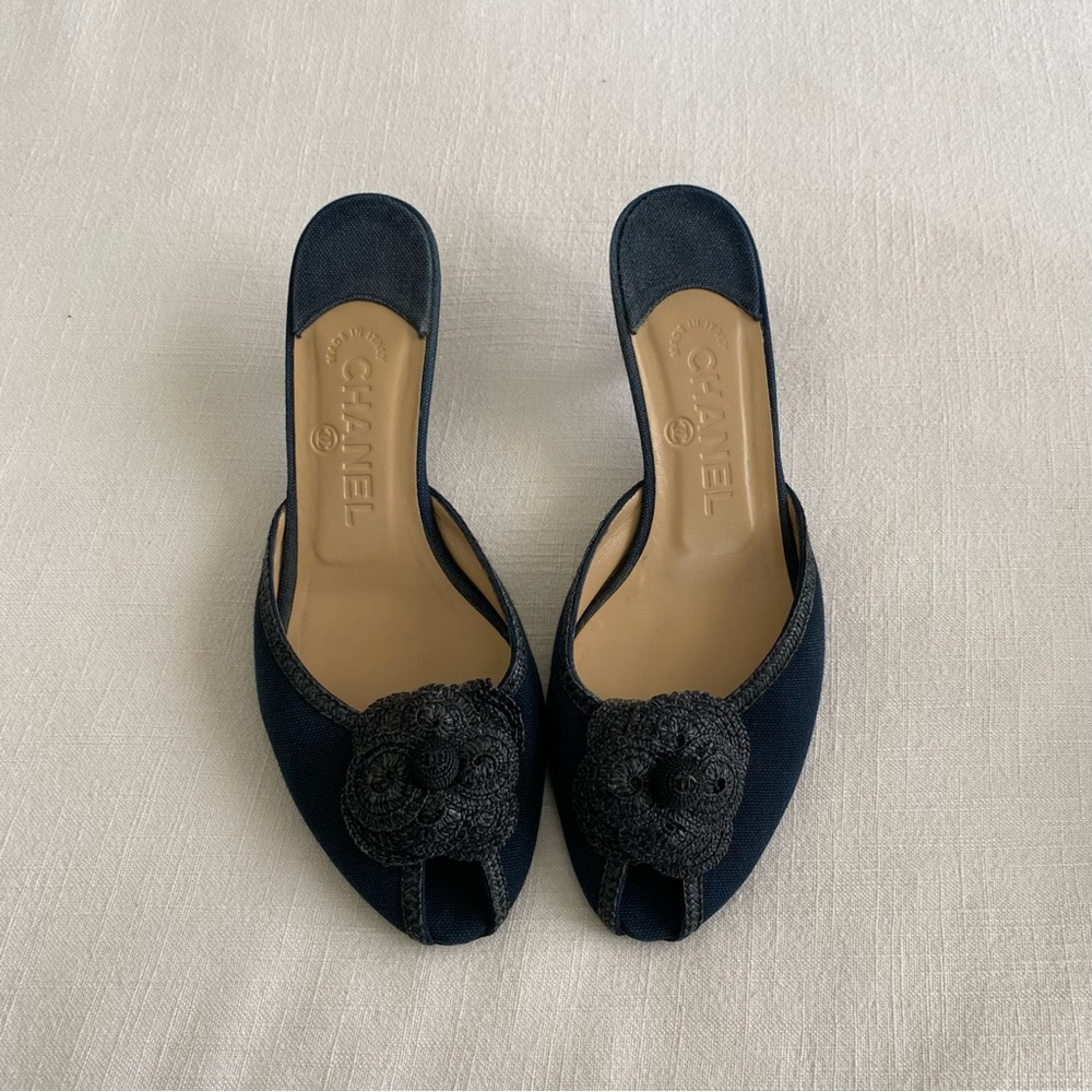 CHANEL Navy Blue Heels with Black Accents - Picture 2 of 15